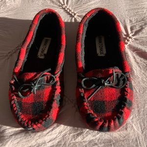 Red plate winter Minnetonka slippers